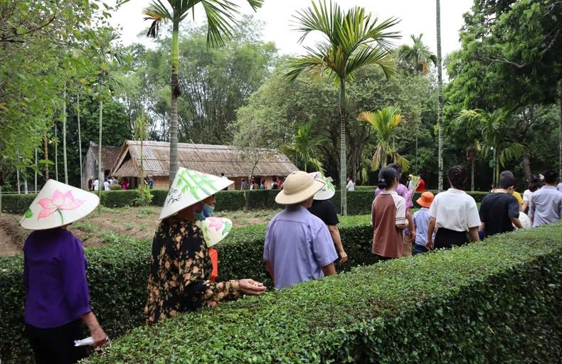 Mỗi năm, Khu Di tích lịch sử quốc gia đặc biệt Kim Liên đón hàng triệu lượt du khách về thăm viếng Mỗi năm, Khu Di tích lịch sử quốc gia đặc biệt Kim Liên đón hàng triệu lượt du khách về thăm viếng