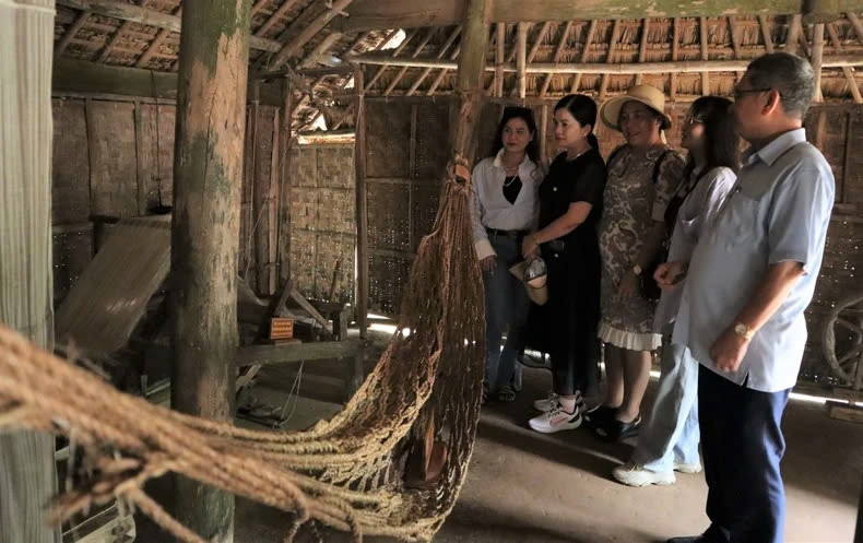 Cánh võng mộc mạc, chiếc khung cửi thân thương… những vật dụng từng gắn bó với gia đình Bác Cánh võng mộc mạc, chiếc khung cửi thân thương… những vật dụng từng gắn bó với gia đình Bác