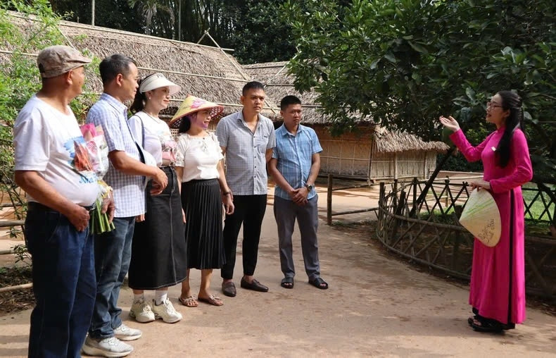 Khu Di tích lịch sử quốc gia đặc biệt Kim Liên là điểm đến của nhiều người dân và du khách, nhất là dịp Lễ Quốc khánh 2/9 và sinh nhật Bác 19/5. Về Kim Liên, du khách sẽ được nghe những câu chuyện xúc động về Bác và gia đình từ các thuyết minh viên, hiểu rõ hơn về nơi Người đã được sinh ra và lớn lên Khu Di tích lịch sử quốc gia đặc biệt Kim Liên là điểm đến của nhiều người dân và du khách, nhất là dịp Lễ Quốc khánh 2/9 và sinh nhật Bác 19/5. Về Kim Liên, du khách sẽ được nghe những câu chuyện xúc động về Bác và gia đình từ các thuyết minh viên, hiểu rõ hơn về nơi Người đã được sinh ra và lớn lên