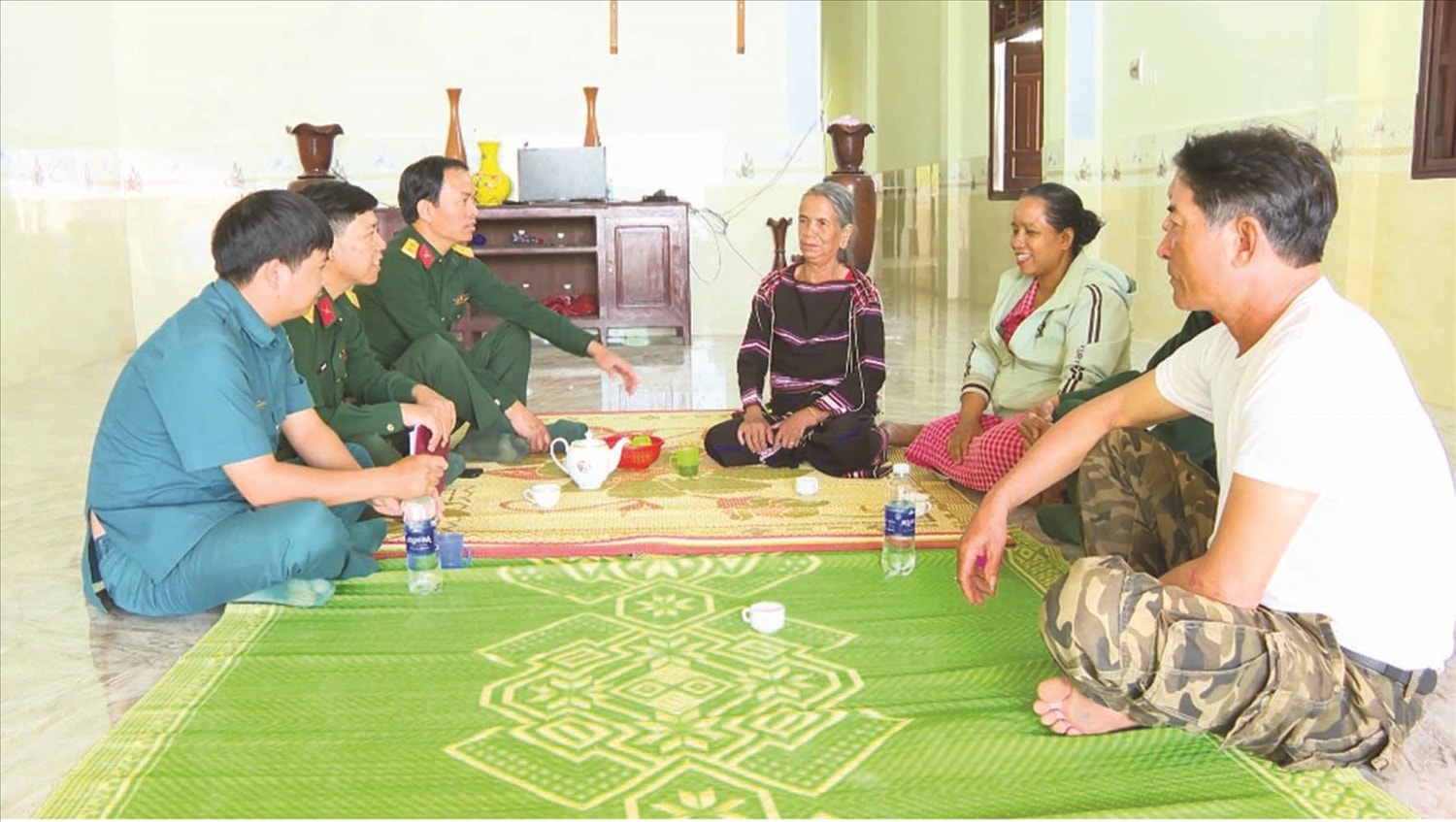  Già làng, Người có uy tín Siu H’Phyin, làng Goòng, xã Ia Mơ đã góp phần cùng lực lượng  vũ trang và chính quyền địa phương tuyên truyền, vận động bà con làng Goòng  cùng nhau giữ bình yên biên giới