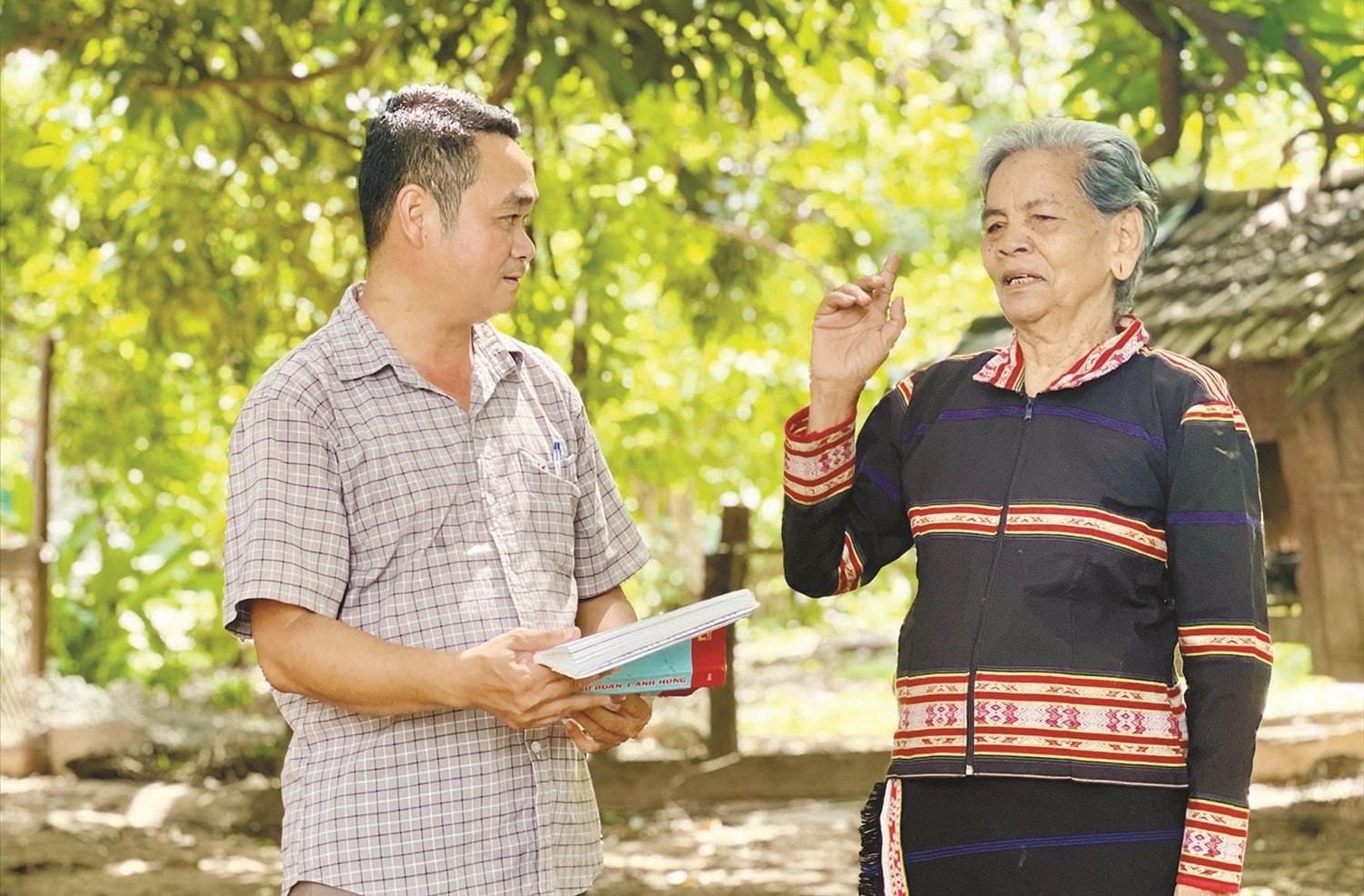 Già làng, Người có uy tín Ksor H’Blâm,  làng Krông, xã Ia Mơ trao đổi, chia sẻ  công việc cùng lãnh đạo xã Ia Mơ