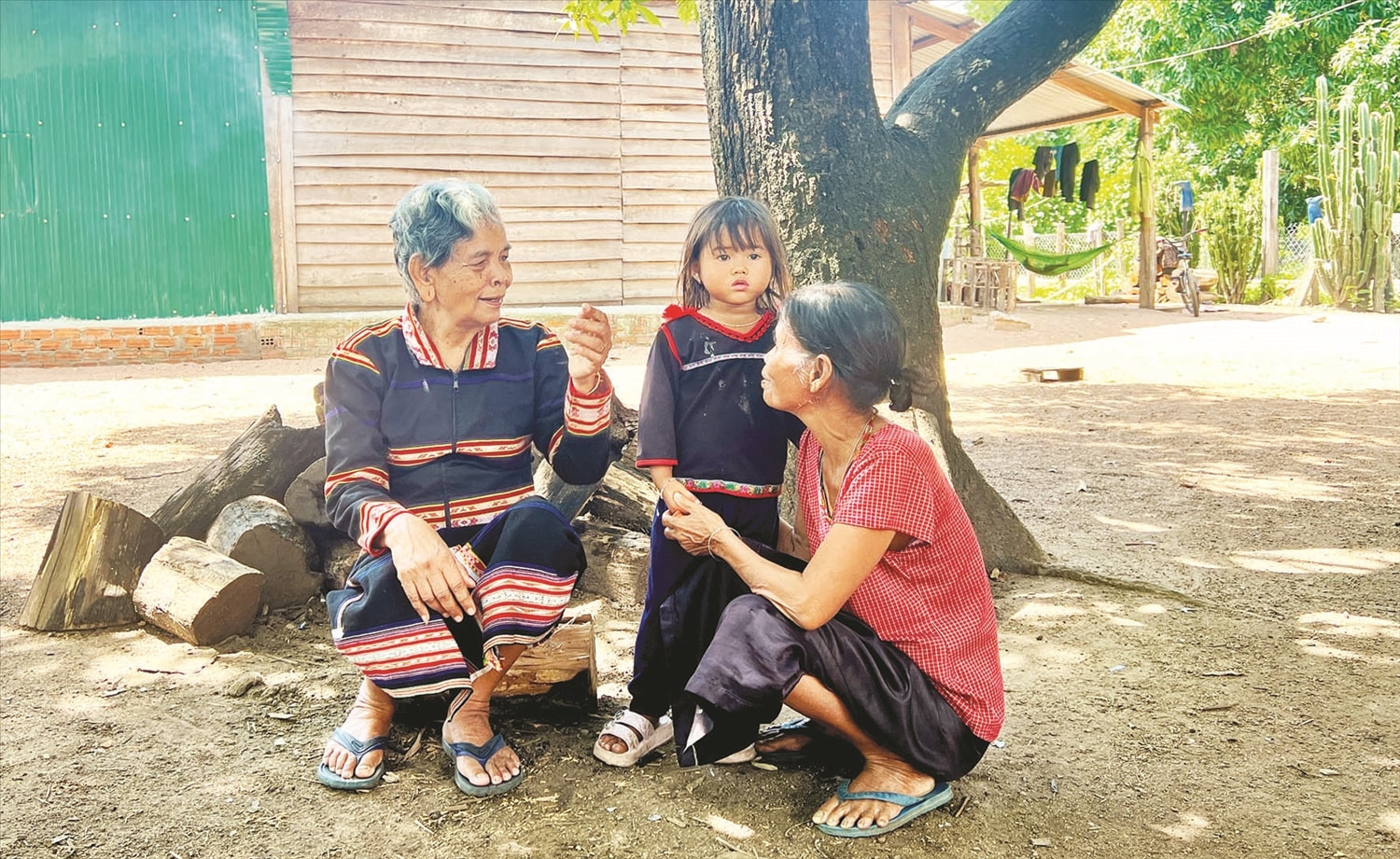 Già làng, Người có uy tín Ksor H’Blâm tuyên truyền dân làng  không cho con cái tảo hôn, tập trung làm ăn, cho con đi học cái chữ