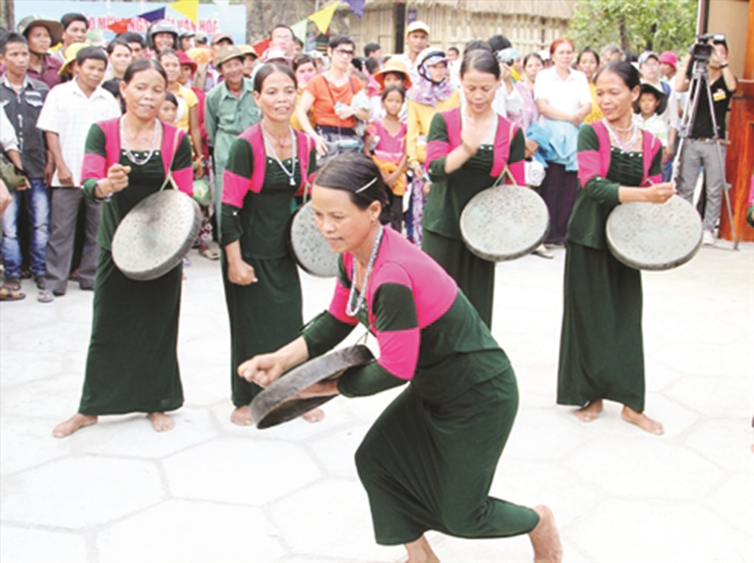 Đội nghệ nhân tộc họ Pi-năng ở xã Phước Thắng, huyện Bác Ái,  tỉnh Ninh Thuận biểu diễn nhạc cụ mã la. Ảnh: Thái Sơn Ngọc