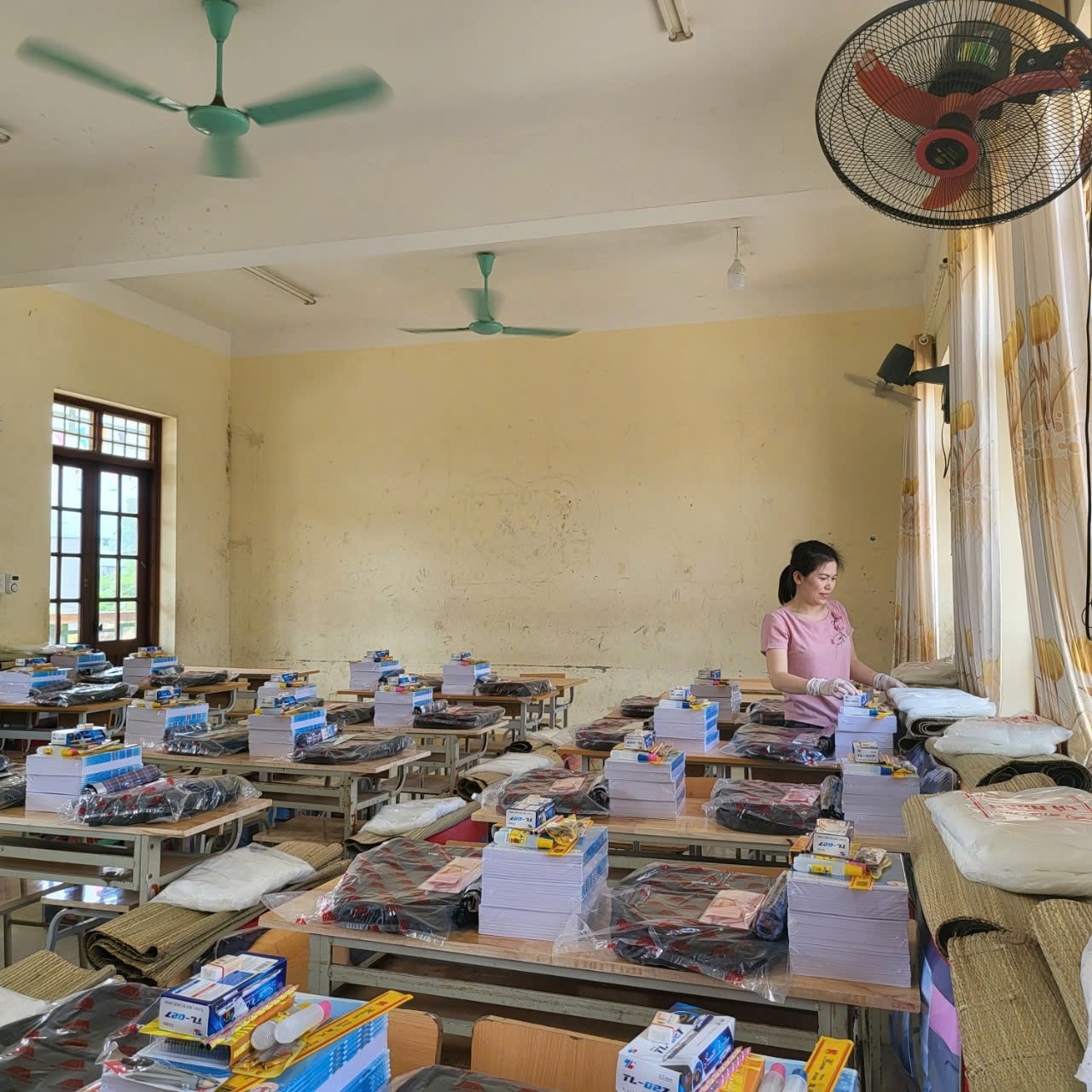 Cô giáo Phan Thị Thúy An, chuẩn bị trang cấp hiện vật và học phẩm cho các em học sinh tại Trường Phổ thông Dân tộc nội trú THCS Phú Lương, tỉnh Thái Nguyên Cô giáo Phan Thị Thúy An, chuẩn bị trang cấp hiện vật và học phẩm cho các em học sinh tại Trường Phổ thông Dân tộc nội trú THCS Phú Lương, tỉnh Thái Nguyên