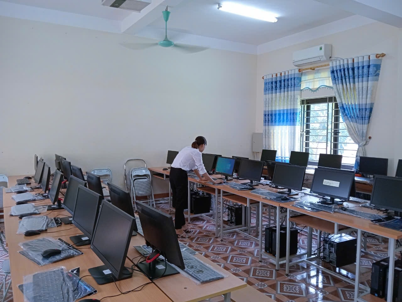 Cô Nguyễn Thị Thảo, giáo viên môn tin học đang kiểm tra toàn bộ máy tính, để chuẩn bị cho năm học mới 2024 – 2025, Trường THCS Dân Tiến, xã Dân Tiến, huyện Võ Nhai. Cô Nguyễn Thị Thảo, giáo viên môn tin học đang kiểm tra toàn bộ máy tính, để chuẩn bị cho năm học mới 2024 – 2025, Trường THCS Dân Tiến, xã Dân Tiến, huyện Võ Nhai.