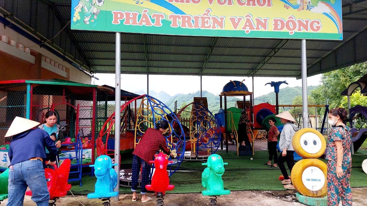 Các cô giáo Trường Mầm non Phương Giao, xã Phương Giao, huyện Võ Nhai vệ sinh trường lớp, khu vui chơi, để chuẩn bị cho các cháu đón đón năm học mới. Các cô giáo Trường Mầm non Phương Giao, xã Phương Giao, huyện Võ Nhai vệ sinh trường lớp, khu vui chơi, để chuẩn bị cho các cháu đón đón năm học mới.