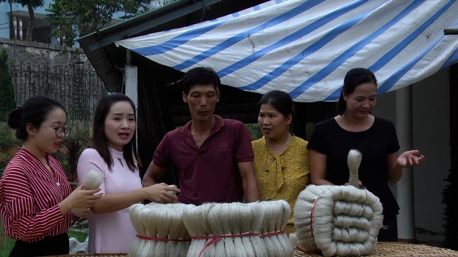 Trao đổi việc nâng cao chất lượng trong sản xuất miến của HTX Miến đao Giới Phiên, thành phố Yên Bái. Trao đổi việc nâng cao chất lượng trong sản xuất miến của HTX Miến đao Giới Phiên, thành phố Yên Bái.
