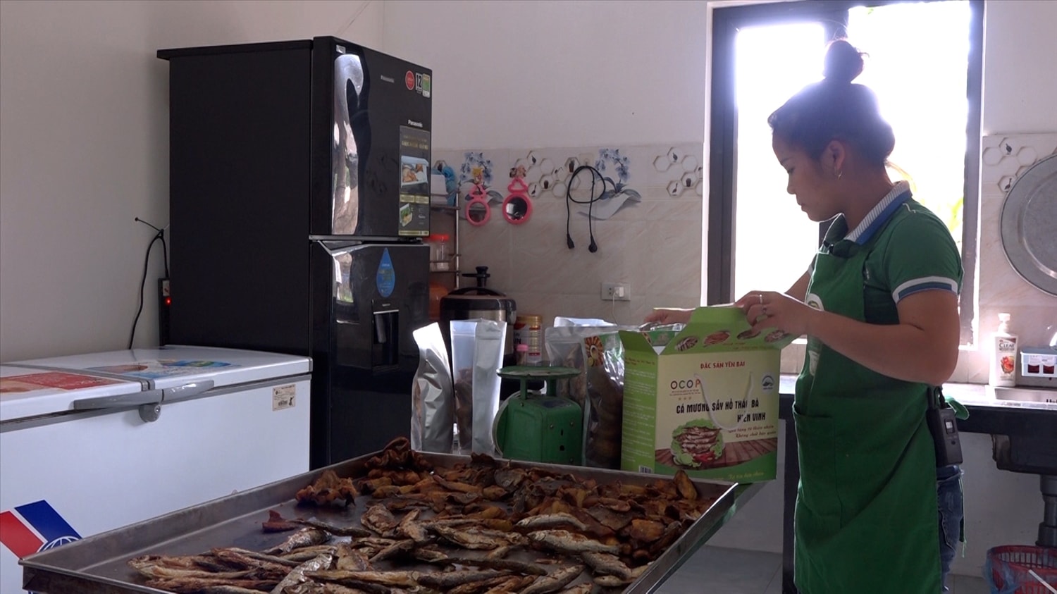 Đóng gói sản phẩm OCOP 3 sao đối với cá mương sấy của HTX Hiền Vinh, thị trấn Yên Bình, huyện Yên Bình Đóng gói sản phẩm OCOP 3 sao đối với cá mương sấy của HTX Hiền Vinh, thị trấn Yên Bình, huyện Yên Bình