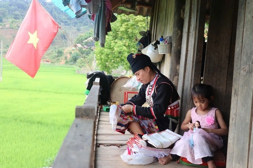 Tại bản Kéo, nghề dệt vải thổ cẩm và thêu thùa, may vá trang phục truyền thống vẫn được người dân gìn giữ trong cuộc sống hàng ngày. Ảnh: TL Tại bản Kéo, nghề dệt vải thổ cẩm và thêu thùa, may vá trang phục truyền thống vẫn được người dân gìn giữ trong cuộc sống hàng ngày. Ảnh: TL