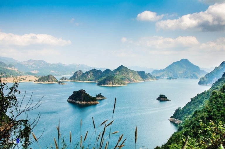 Đến Ba Khan, bạn đừng quên chèo thuyền kayak dạo quanh hồ Ban Khan để thưởng ngoạn cảnh sắc  thiên nhiên trù phú của chốn thiên đường này.