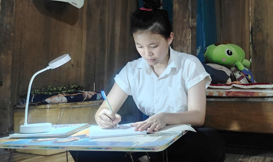 Từ khi 2 tuổi nữ sinh Hà Khánh Ly đã ở cùng ông bà ngoại (Ảnh: Hồng Đức) Từ khi 2 tuổi nữ sinh Hà Khánh Ly đã ở cùng ông bà ngoại (Ảnh: Hồng Đức)