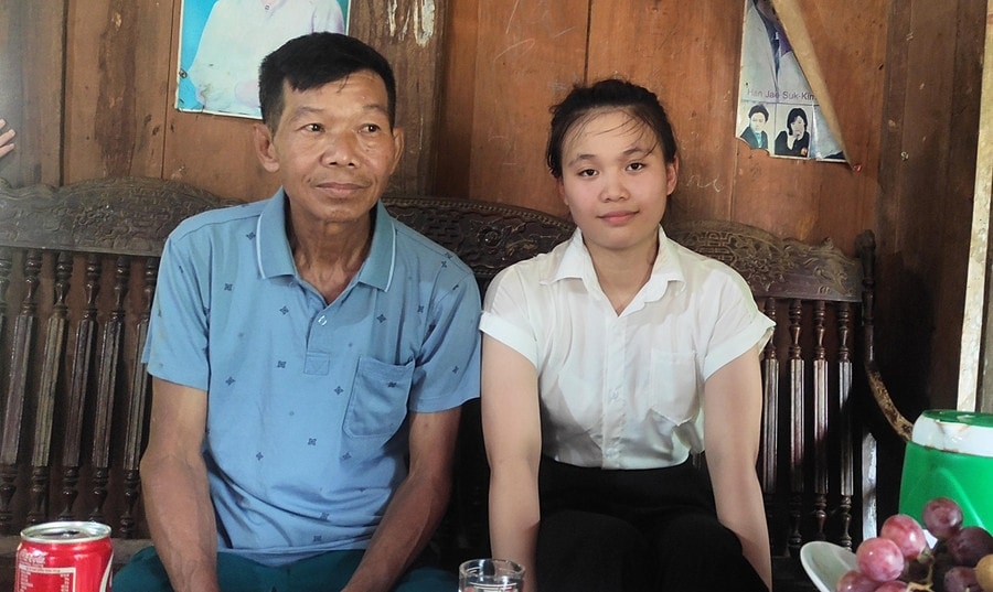 Hà Khánh Ly và ông ngoại của mình. (Ảnh: Hồng Đức) Hà Khánh Ly và ông ngoại của mình. (Ảnh: Hồng Đức)