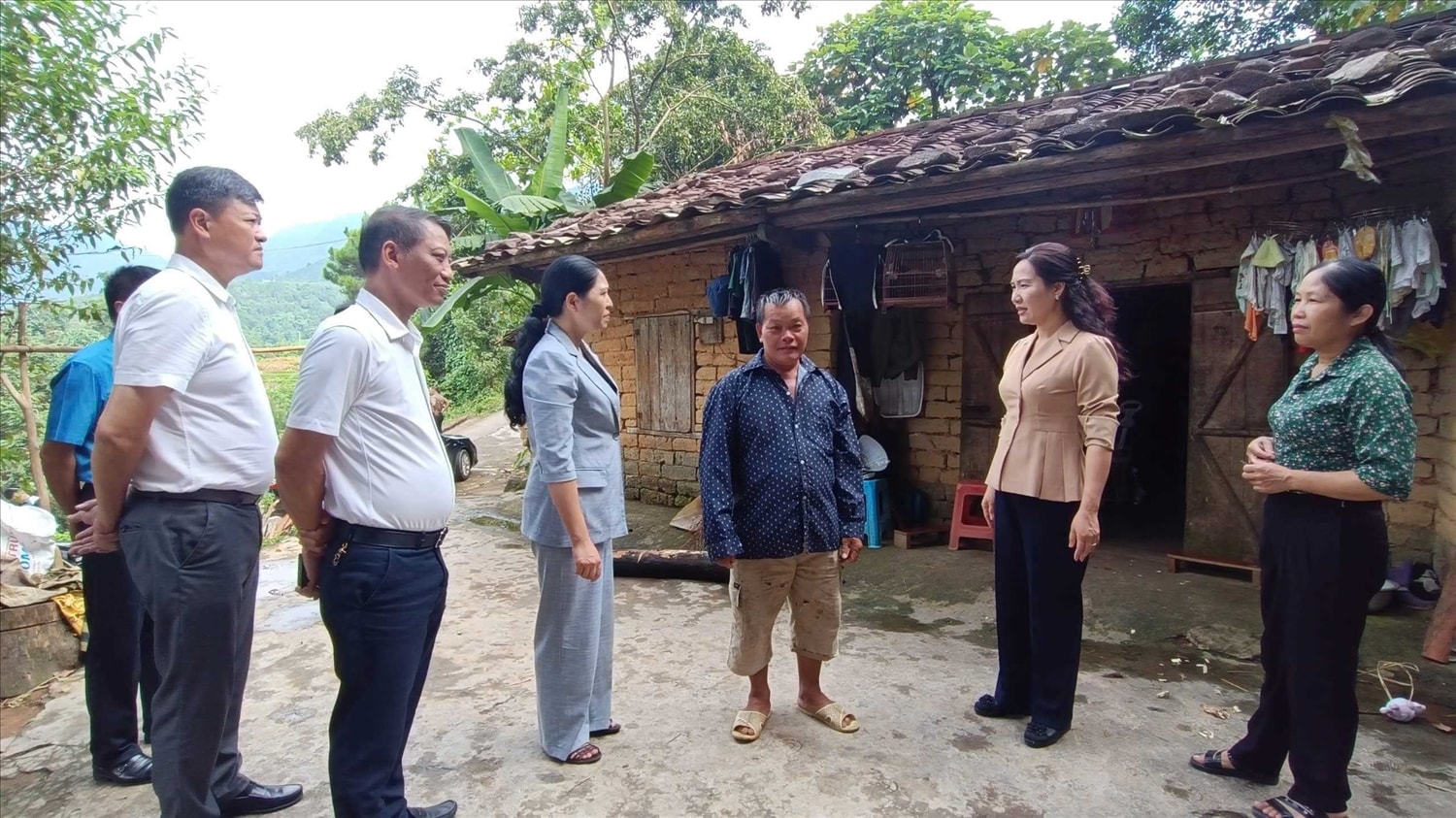 Phó Chủ tịch UBND tỉnh Quảng Ninh Nguyễn Thị Hạnh cùng lãnh đạo huyện Bình Liêu kiểm tra, thăm hỏi gia đình ông Phùn A Si tại thôn Cao Thắng xã Lục Hồn hộ cận nghèo trong công tác phòng chống bão số 3 Phó Chủ tịch UBND tỉnh Quảng Ninh Nguyễn Thị Hạnh cùng lãnh đạo huyện Bình Liêu kiểm tra, thăm hỏi gia đình ông Phùn A Si tại thôn Cao Thắng xã Lục Hồn hộ cận nghèo trong công tác phòng chống bão số 3