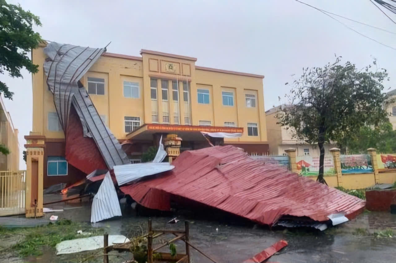Mái tôn bị gió bão tốc bay vào Trụ sở Công an huyện Cô Tô Mái tôn bị gió bão tốc bay vào Trụ sở Công an huyện Cô Tô