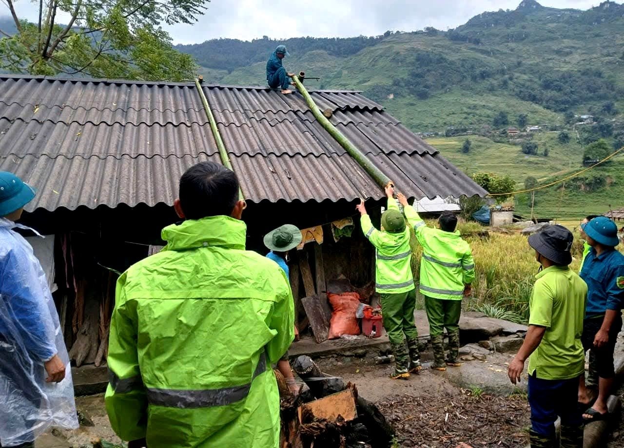 Lực lượng Công an, Quân đội giúp người dân Sa Pa gia cố nhà cửa Lực lượng Công an, Quân đội giúp người dân Sa Pa gia cố nhà cửa