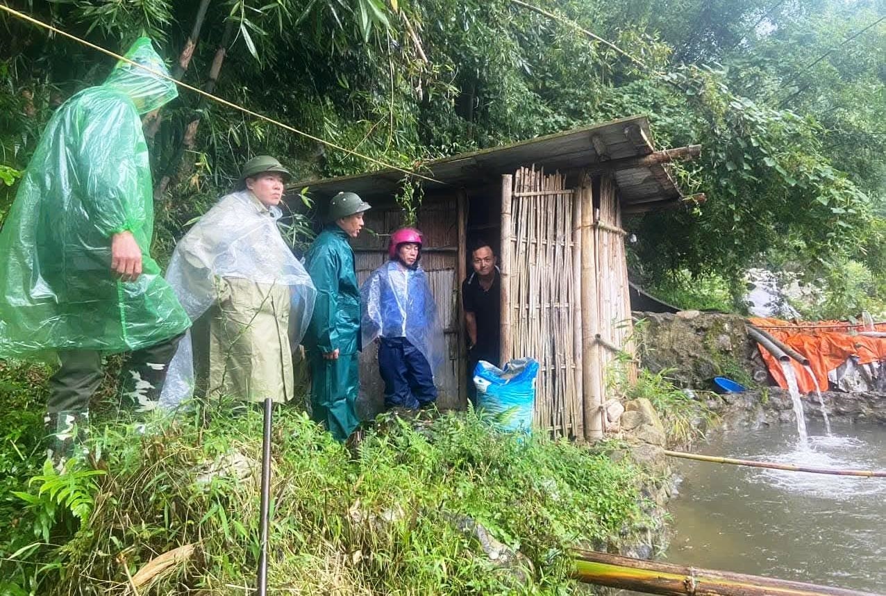 Vận động các hộ dân sinh sống ven suối về nơi tránh trú an toàn Vận động các hộ dân sinh sống ven suối về nơi tránh trú an toàn