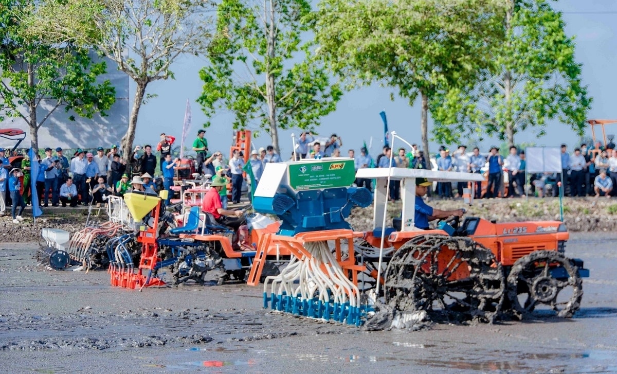 Trình diện máy  nông nghiệp tại lễ phát động triển khai Đề án “Phát triển bền vững 1 triệu hecta chuyên canh lúa chất lượng cao, phát thải thấp gắn với tăng trưởng xanh vùng Đông bằng sông Cửu Long (ĐBSCL) đến năm 2030” tại tỉnh Hậu Giang 
