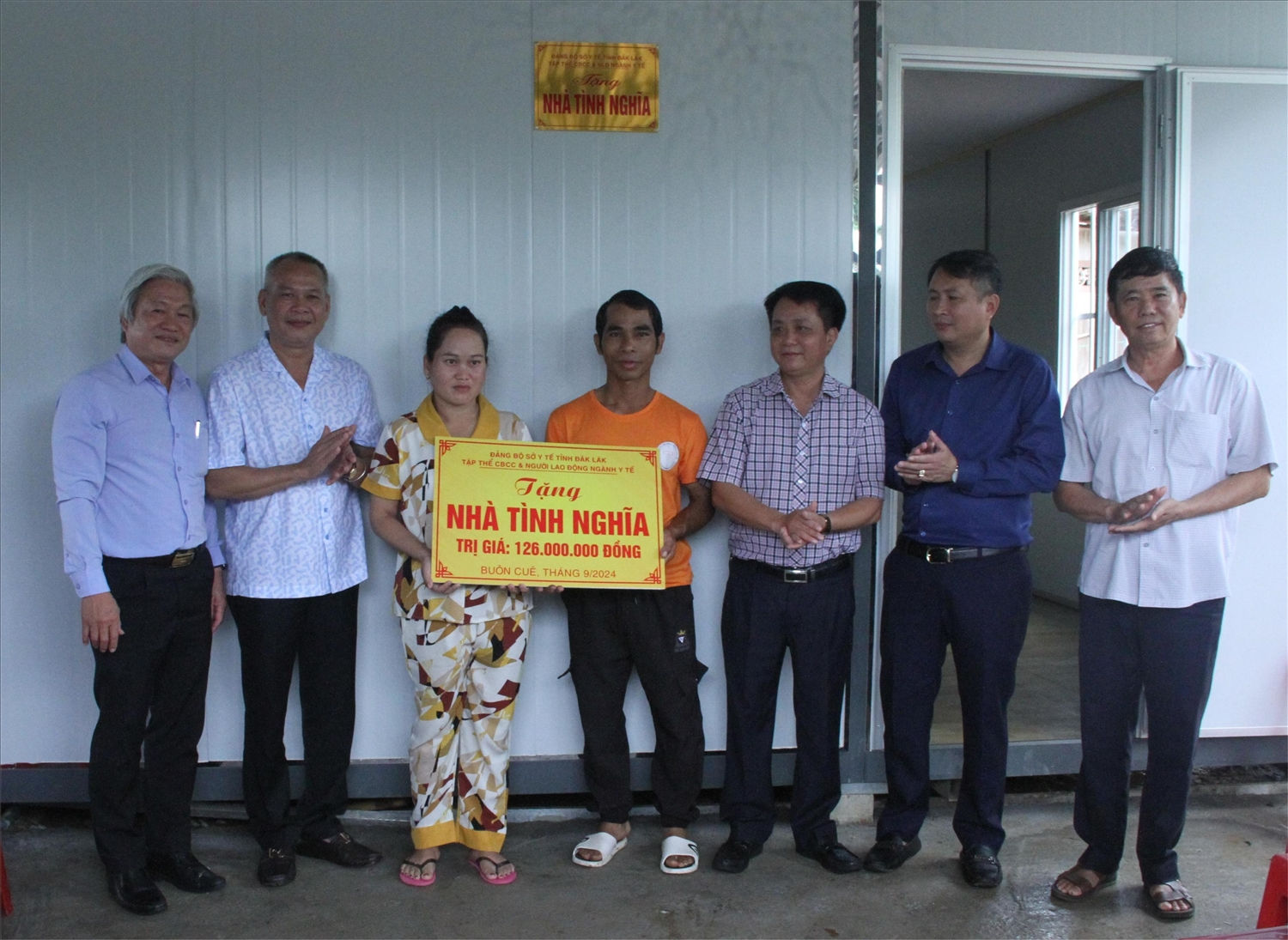Vợ chồng anh Y Pưh Bkrông vui mừng đón nhận nhà mới và những phần quà