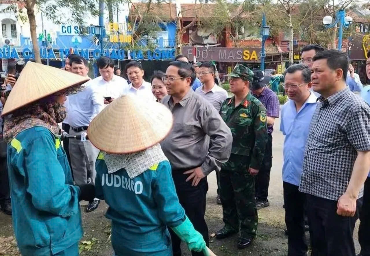 Thủ tướng thăm hỏi công nhân vệ sinh môi trường, lực lượng Quân đội đang dọn dẹp vệ sinh ở các tuyến phố chính của thành phố Hạ Long Thủ tướng thăm hỏi công nhân vệ sinh môi trường, lực lượng Quân đội đang dọn dẹp vệ sinh ở các tuyến phố chính của thành phố Hạ Long