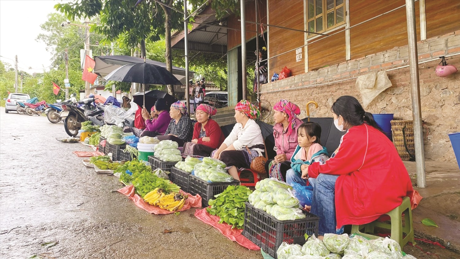 Nông sản, rau quả được bà con bày bán hai bên đường vào chợ Nông sản, rau quả được bà con bày bán hai bên đường vào chợ