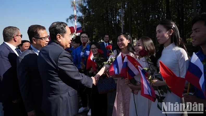 Ra đón Chủ tịch Quốc hội còn có đại diện bà con kiều bào Việt Nam tại Liên bang Nga. (Ảnh: XUÂN HƯNG) Ra đón Chủ tịch Quốc hội còn có đại diện bà con kiều bào Việt Nam tại Liên bang Nga. (Ảnh: XUÂN HƯNG)