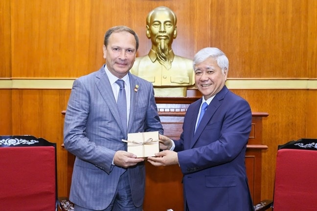 Ông Đỗ Văn Chiến Ủy viên Bộ Chính trị, Bí thư Trung ương Đảng, Chủ tịch UBTW MTTQ Việt Nam nhận quà từ ông Alexander Shkolnik, Phó Chủ tịch Phòng Xã hội Liên bang Nga Ông Đỗ Văn Chiến Ủy viên Bộ Chính trị, Bí thư Trung ương Đảng, Chủ tịch UBTW MTTQ Việt Nam nhận quà từ ông Alexander Shkolnik, Phó Chủ tịch Phòng Xã hội Liên bang Nga