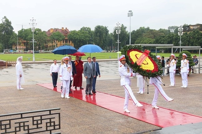 Đoàn đại biểu Phòng Xã hội Liên bang Nga do ông Alexander Shkolnik, Phó Chủ tịch Phòng Xã hội Liên bang Nga làm Trưởng đoàn viếng Lăng Chủ tịch Hồ Chí Minh (Ảnh Quang Vinh) Đoàn đại biểu Phòng Xã hội Liên bang Nga do ông Alexander Shkolnik, Phó Chủ tịch Phòng Xã hội Liên bang Nga làm Trưởng đoàn viếng Lăng Chủ tịch Hồ Chí Minh (Ảnh Quang Vinh)