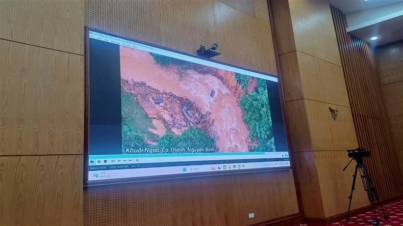 Đoàn công tác Chính phủ theo dõi clip về tình hình mưa lũ, thiệt hại tại tỉnh Cao Bằng Đoàn công tác Chính phủ theo dõi clip về tình hình mưa lũ, thiệt hại tại tỉnh Cao Bằng