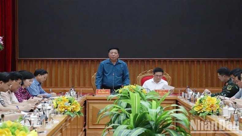 Bí thư Tỉnh ủy Cao Bằng Trần Hồng Minh báo cáo với đoàn công tác Chính phủ tình hình mưa lũ, sạt lở đất gây thiệt hại tại địa phương Bí thư Tỉnh ủy Cao Bằng Trần Hồng Minh báo cáo với đoàn công tác Chính phủ tình hình mưa lũ, sạt lở đất gây thiệt hại tại địa phương