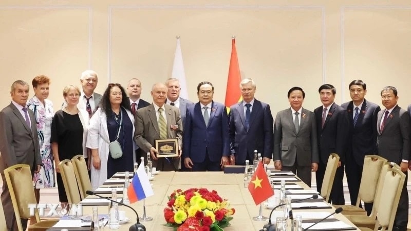 Chủ tịch Quốc hội Trần Thanh Mẫn cùng đoàn Hội Hữu nghị Nga-Việt và Hội Cựu chiến binh Nga từng chiến đấu tại Việt Nam chụp ảnh chung. (Ảnh: TTXVN) Chủ tịch Quốc hội Trần Thanh Mẫn cùng đoàn Hội Hữu nghị Nga-Việt và Hội Cựu chiến binh Nga từng chiến đấu tại Việt Nam chụp ảnh chung. (Ảnh: TTXVN)