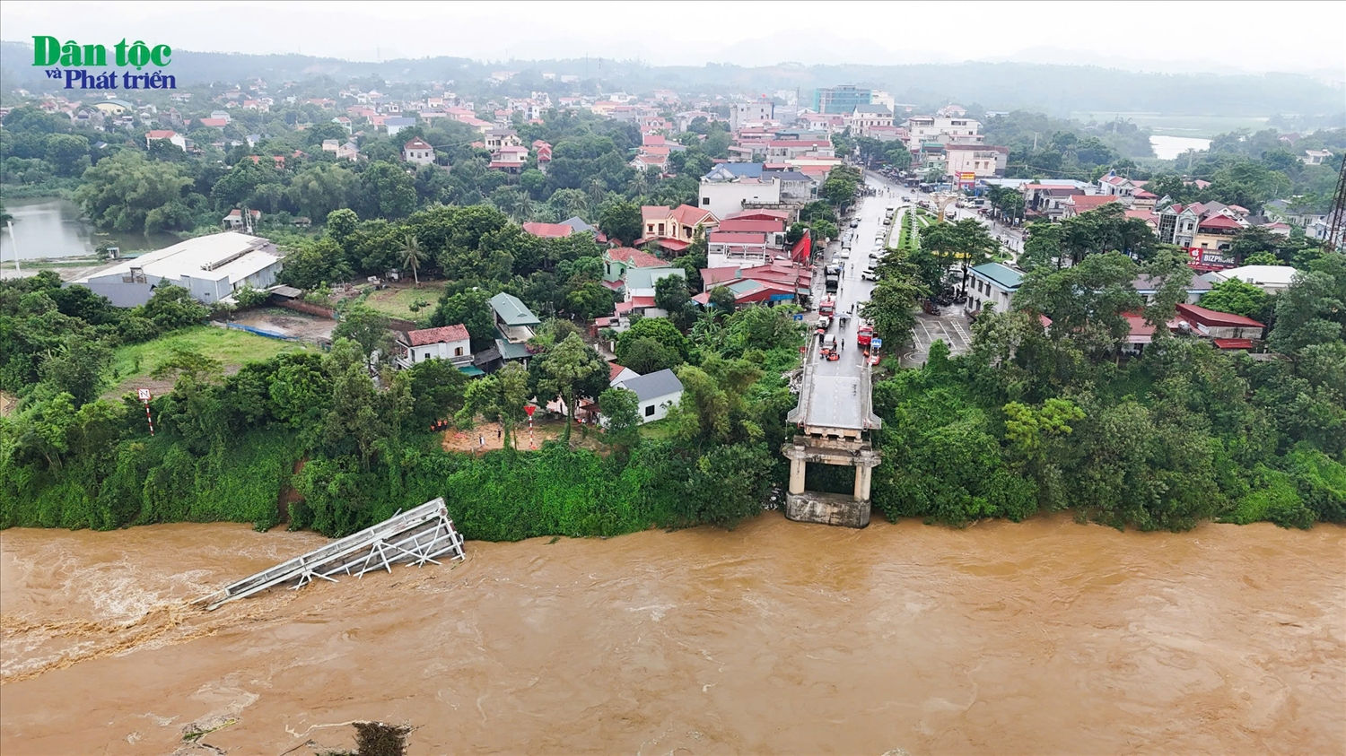 Cầu Phong Châu bắc qua sông Hồng nối hai huyện Lâm Thao và Tam Nông, tỉnh Phú Thọ, bị sập vào lúc 10h02, ngày 9/9 Cầu Phong Châu bắc qua sông Hồng nối hai huyện Lâm Thao và Tam Nông, tỉnh Phú Thọ, bị sập vào lúc 10h02, ngày 9/9
