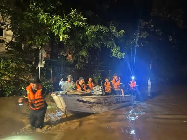 Cảnh sát di tản người dân khỏi vùng bị ngập lụt trong đêm tại Yên Bái. Ảnh TL Cảnh sát di tản người dân khỏi vùng bị ngập lụt trong đêm tại Yên Bái. Ảnh TL