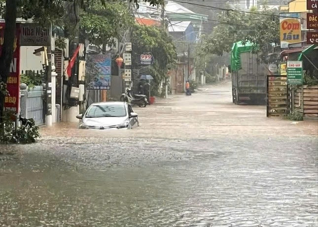Mộc Châu (Sơn La) ngập sâu trong nước lũ, làm ách tắc giao thông nhiều giờ đồng hồ. Ảnh TL Mộc Châu (Sơn La) ngập sâu trong nước lũ, làm ách tắc giao thông nhiều giờ đồng hồ. Ảnh TL