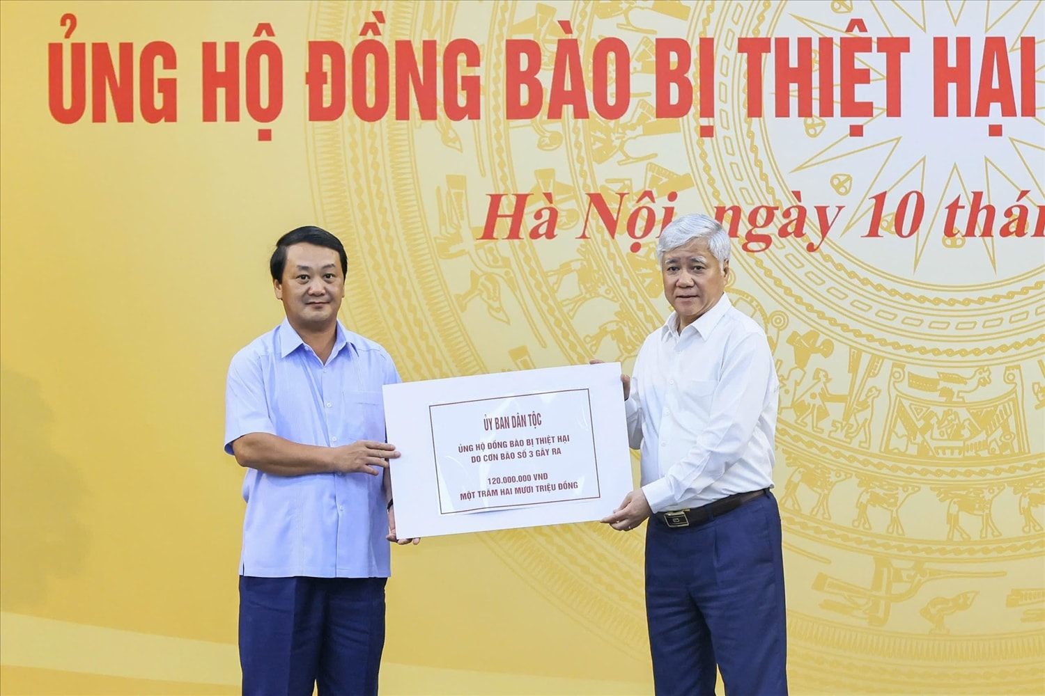 Ủy viên Ban Chấp hành Trung ương Đảng, Bộ trưởng, Chủ nhiệm Ủy ban Dân tộc Hầu A Lềnh đại diện cho toàn thể cán bộ công chức, viên chức, người lao động cơ quan Ủy ban Dân tộc trao kinh phí hỗ trợ đồng bào bị thiệt hại do cơn bão số 3 gây ra. Ủy viên Ban Chấp hành Trung ương Đảng, Bộ trưởng, Chủ nhiệm Ủy ban Dân tộc Hầu A Lềnh đại diện cho toàn thể cán bộ công chức, viên chức, người lao động cơ quan Ủy ban Dân tộc trao kinh phí hỗ trợ đồng bào bị thiệt hại do cơn bão số 3 gây ra.
