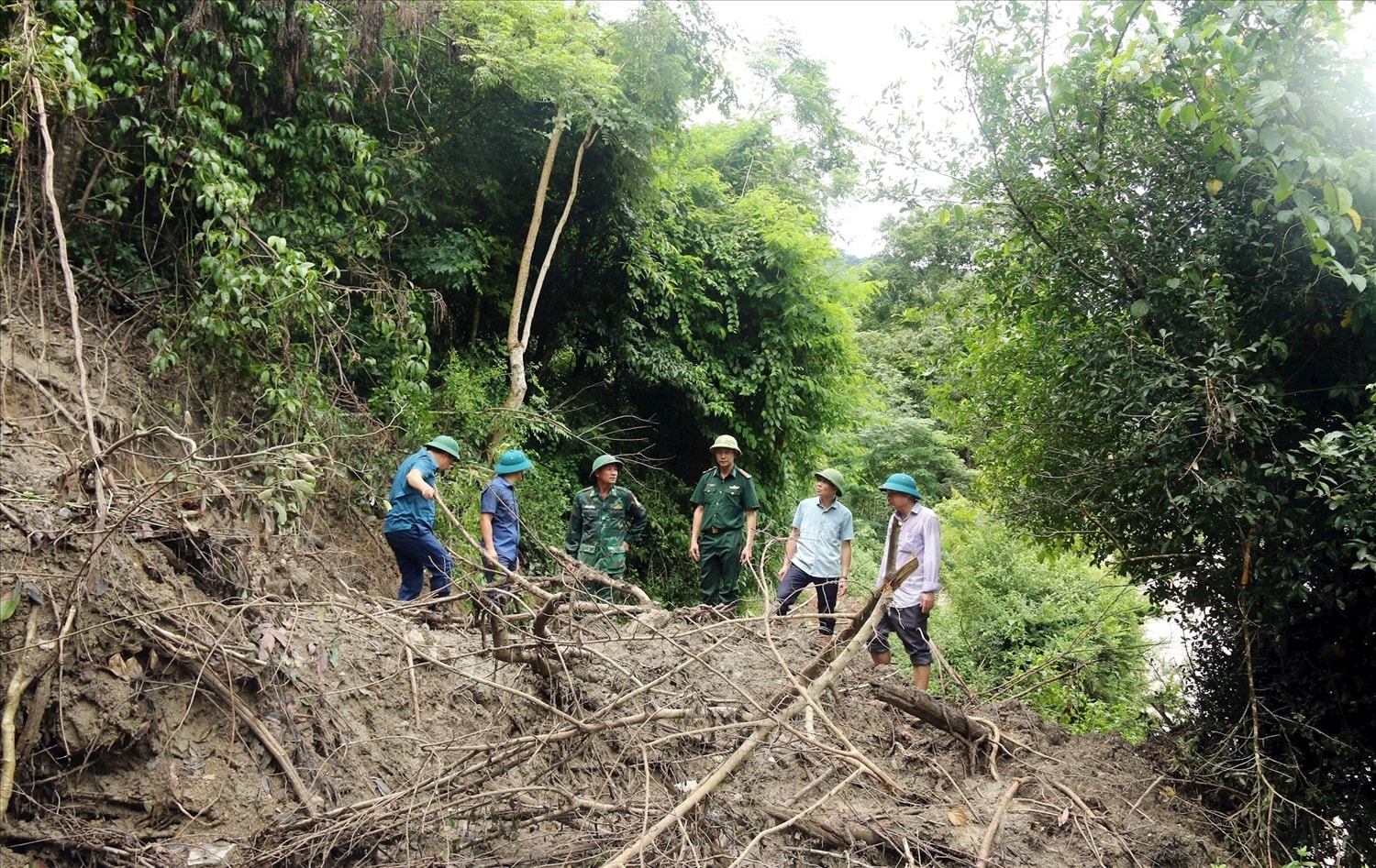 Ngành chức năng huyện Kỳ Sơn nỗ lực tiếp cận bản Cha Nga - ảnh: Đào Thọ Ngành chức năng huyện Kỳ Sơn nỗ lực tiếp cận bản Cha Nga. (Ảnh: Đào Thọ)