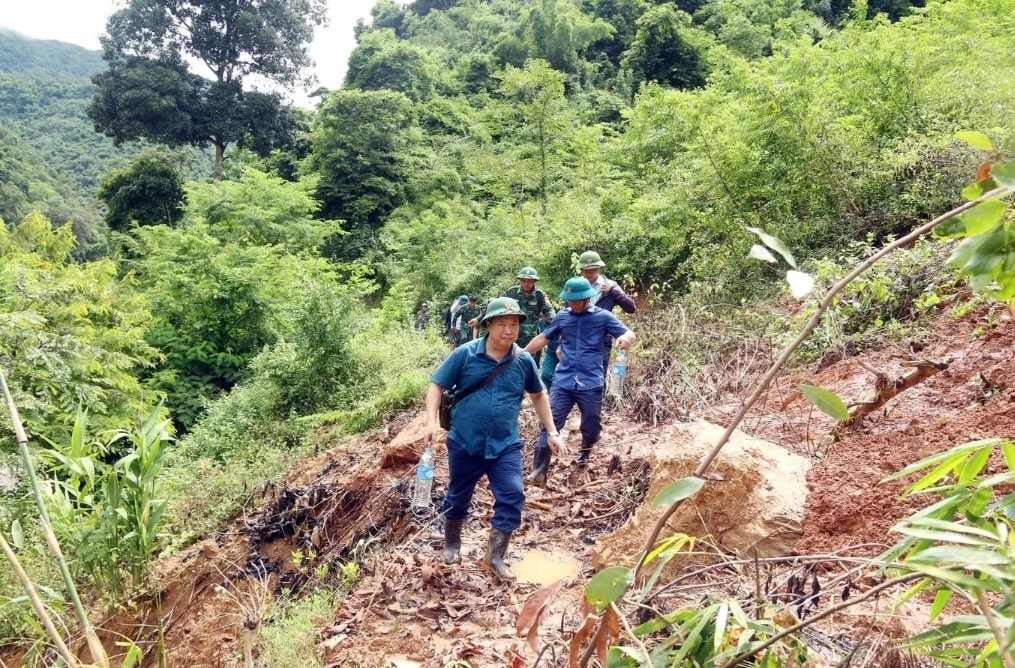 Ông Lỳ Bá Thái, Phó bí thư Huyện ủy Kỳ Sơn dẫn đầu đoàn công tác tiếp cận bản Cha Nga bằng đường bộ (Ảnh. Đào Thọ) Ông Lỳ Bá Thái - Phó Bí thư Huyện ủy Kỳ Sơn dẫn đầu đoàn công tác tiếp cận bản Cha Nga bằng đường bộ. (Ảnh: Đào Thọ)