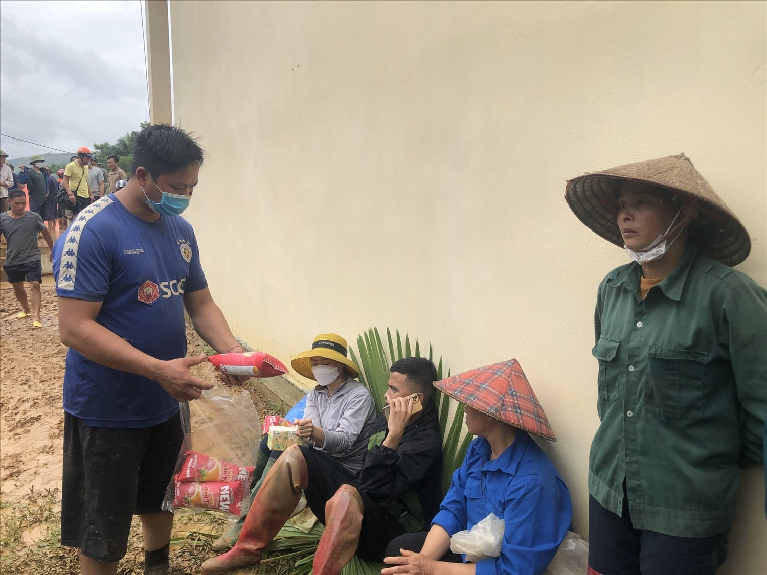 Những chai nước, chiếc bánh được chuyển tới những người thân của các nạn nhân đang ngóng chờ tin tức Những chai nước, chiếc bánh được chuyển tới những người thân của các nạn nhân đang ngóng chờ tin tức