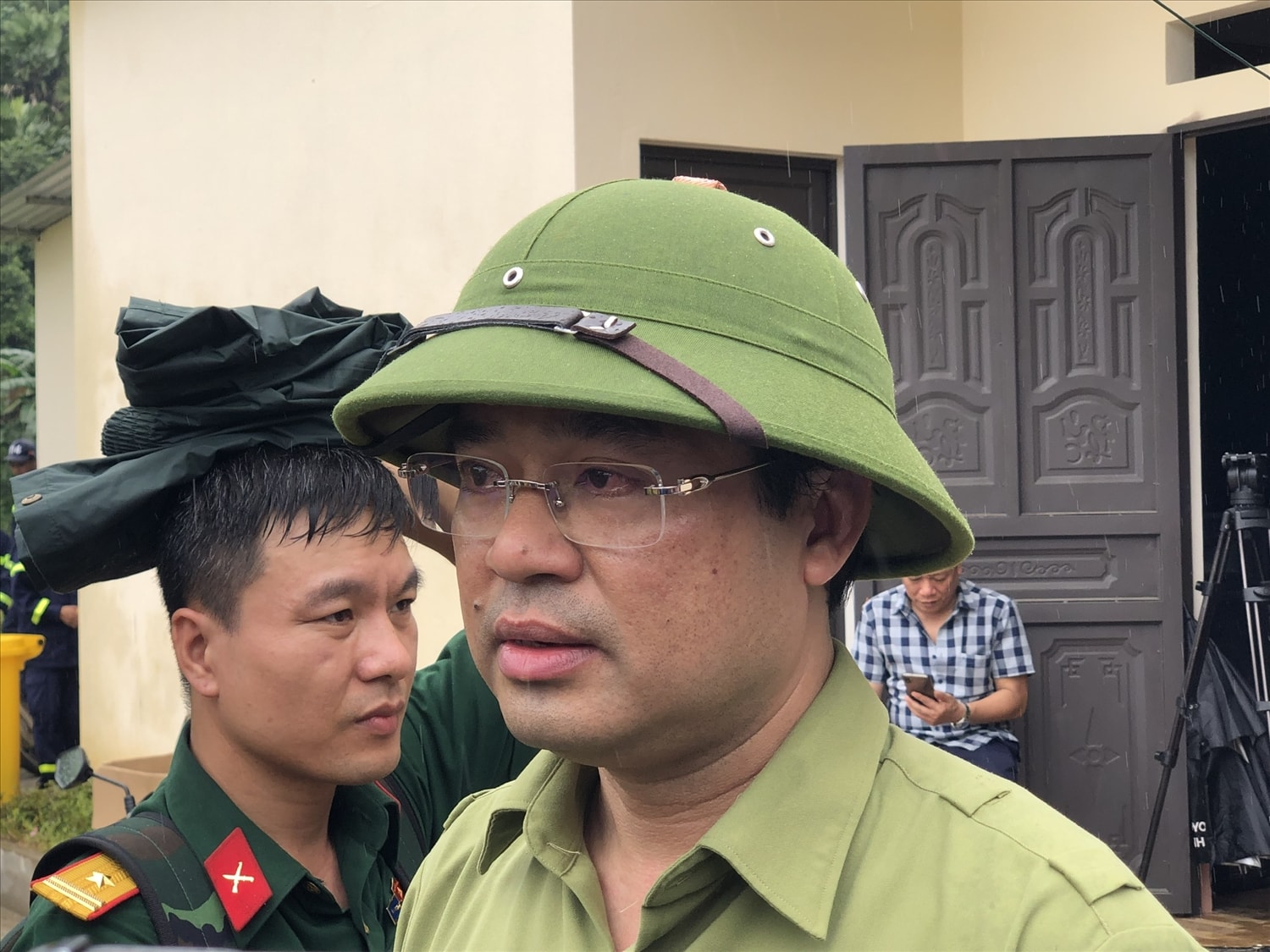 Chủ tịch UBND tỉnh Lào Cai - Trịnh Xuân Trường không cầm được nước mắt trước những thiệt hại to lớn do thiên tai gây ra Chủ tịch UBND tỉnh Lào Cai - Trịnh Xuân Trường không cầm được nước mắt trước những thiệt hại to lớn do thiên tai gây ra