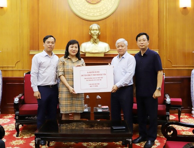 Chủ tịch Ủy ban Trung ương MTTQ Việt Nam Đỗ Văn Chiến tiếp nhận ủng hộ từ Công ty TNHH Nhân Đạt Tiến Chủ tịch Ủy ban Trung ương MTTQ Việt Nam Đỗ Văn Chiến tiếp nhận ủng hộ từ Công ty TNHH Nhân Đạt Tiến