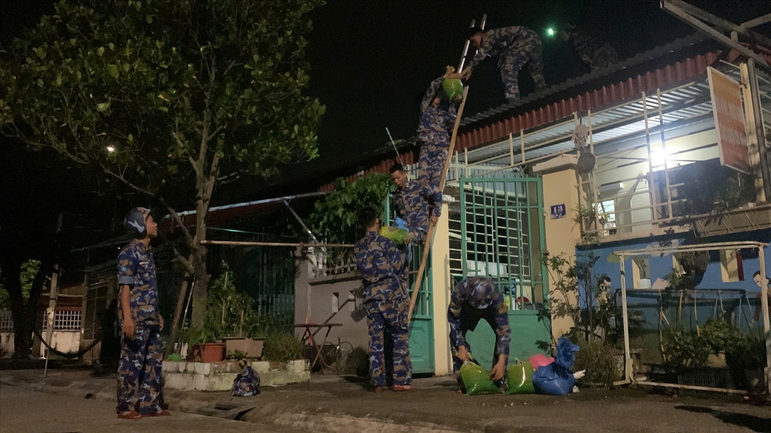 Trước bão số 3, cán bộ, chiến sỹ Lữ đoàn 170 ngày đêm hỗ trợ giúp người dân Khu tái định cư Cái Xà Cong đặt bao cát lên mái nhà nhằm giảm thiệt hại Trước bão số 3, cán bộ, chiến sỹ Lữ đoàn 170 ngày đêm hỗ trợ giúp người dân Khu tái định cư Cái Xà Cong đặt bao cát lên mái nhà nhằm giảm thiệt hại