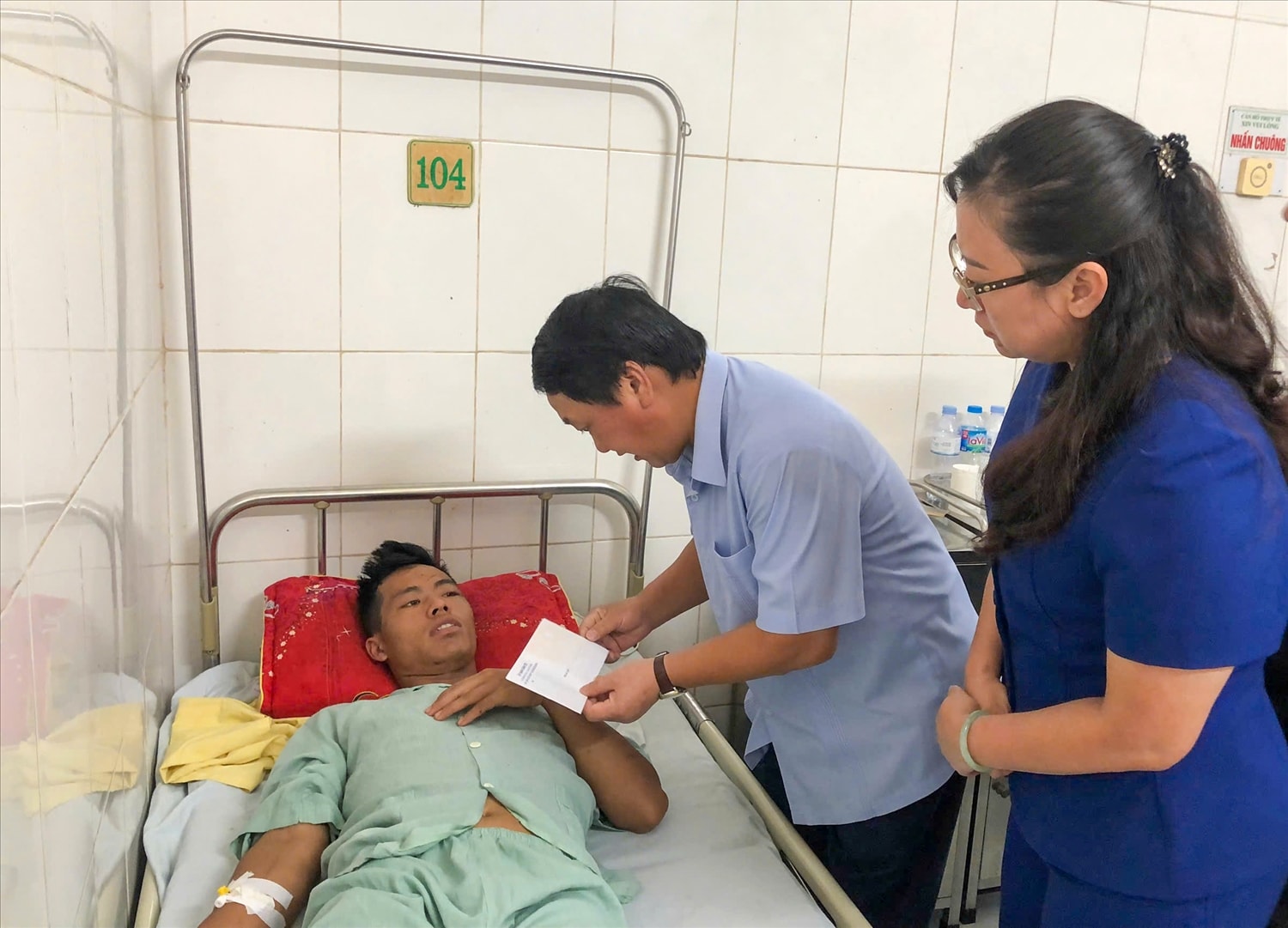 Bộ trưởng, Chủ nhiệm Uỷ ban Dân tộc Hầu A Lềnh trao kinh phí hỗ trợ và ân cần thăm hỏi các bệnh nhân bị thương nặng do sạt lở đất đang điều trị tại Bệnh viện Đa khoa tỉnh Lào Cai Bộ trưởng, Chủ nhiệm Uỷ ban Dân tộc Hầu A Lềnh trao kinh phí hỗ trợ và ân cần thăm hỏi các bệnh nhân bị thương nặng do sạt lở đất đang điều trị tại Bệnh viện Đa khoa tỉnh Lào Cai