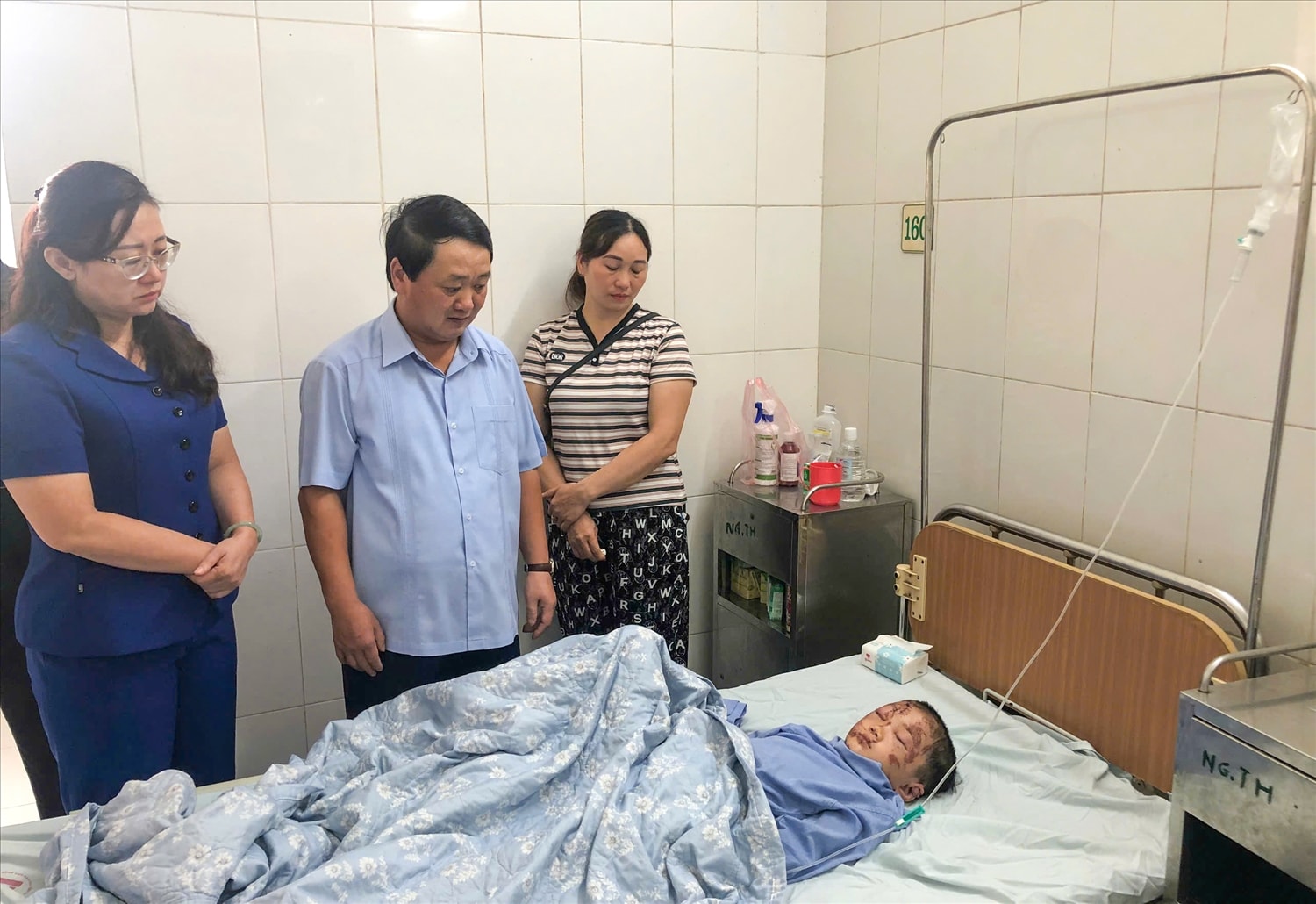 Bộ trưởng, Chủ nhiệm Uỷ ban Dân tộc Hầu A Lềnh thăm các bệnh nhân ảnh hưởng do mưa lũ ở tại tỉnh Lào Cai 1 Bộ trưởng, Chủ nhiệm Uỷ ban Dân tộc Hầu A Lềnh thăm các bệnh nhân ảnh hưởng do mưa lũ ở tại tỉnh Lào Cai 1