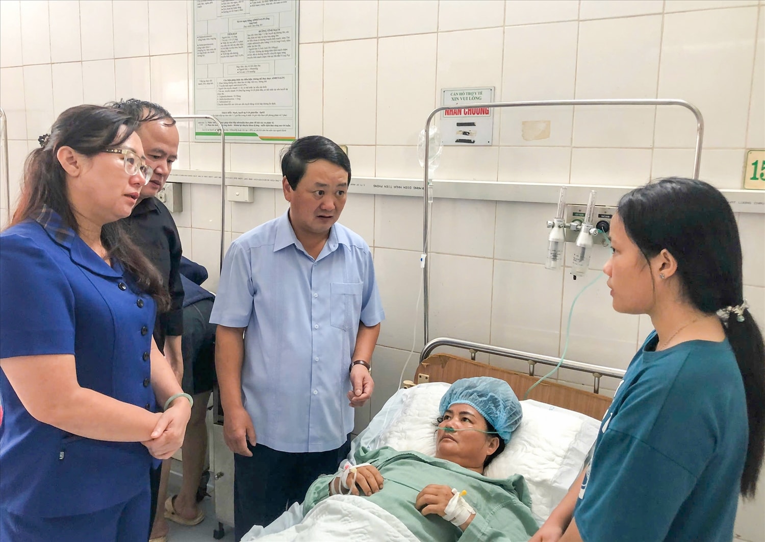 Bộ trưởng, Chủ nhiệm Uỷ ban Dân tộc Hầu A Lềnh thăm các bệnh nhân ảnh hưởng do mưa lũ ở tại tỉnh Lào Cai 2 Bộ trưởng, Chủ nhiệm Uỷ ban Dân tộc Hầu A Lềnh thăm các bệnh nhân ảnh hưởng do mưa lũ ở tại tỉnh Lào Cai 2