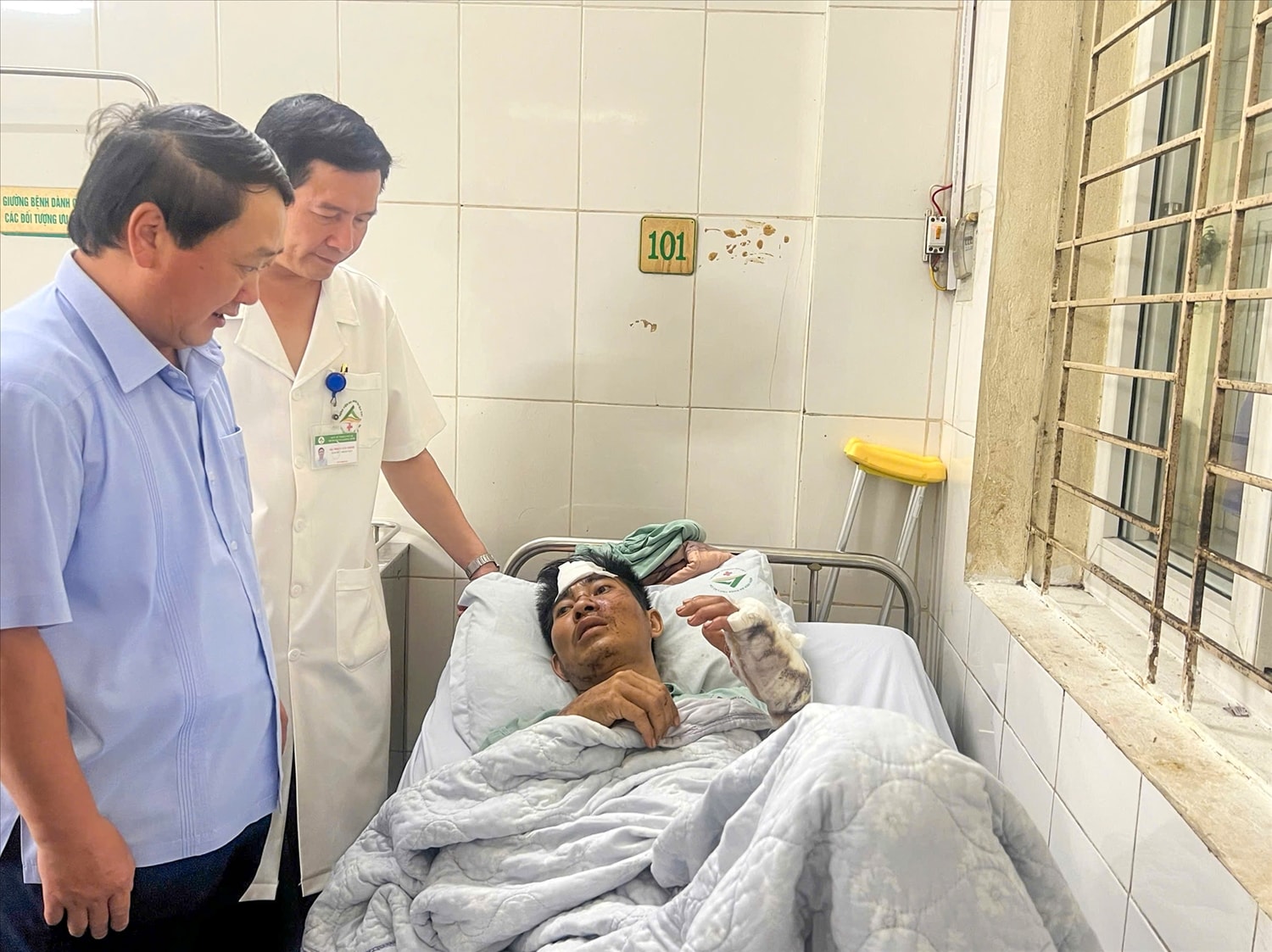 Bộ trưởng, Chủ nhiệm Uỷ ban Dân tộc Hầu A Lềnh thăm các bệnh nhân ảnh hưởng do mưa lũ ở tại tỉnh Lào Cai 4 Bộ trưởng, Chủ nhiệm Uỷ ban Dân tộc Hầu A Lềnh thăm các bệnh nhân ảnh hưởng do mưa lũ ở tại tỉnh Lào Cai 4