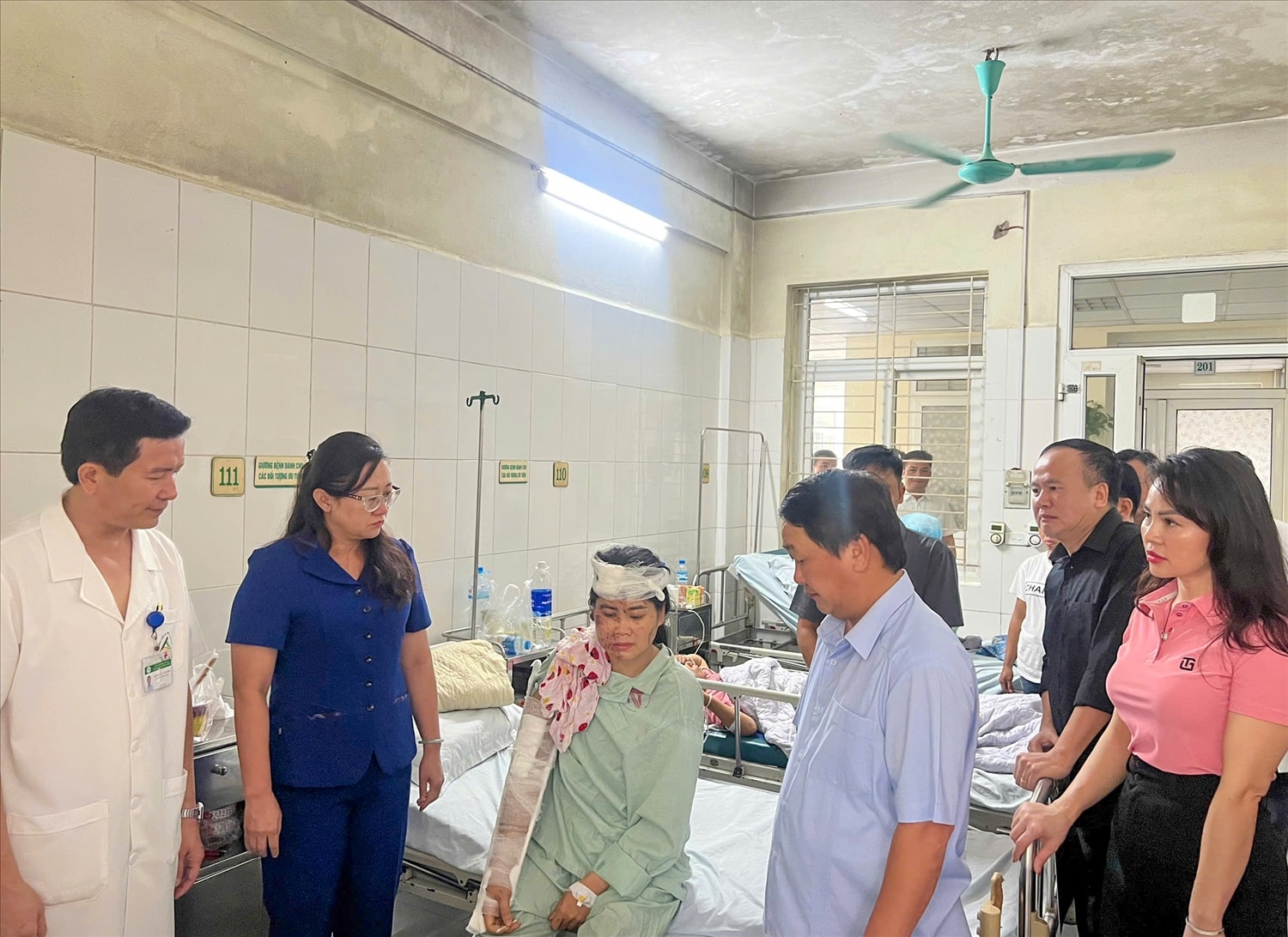 Bộ trưởng, Chủ nhiệm Uỷ ban Dân tộc Hầu A Lềnh thăm các bệnh nhân ảnh hưởng do mưa lũ ở tại tỉnh Lào Cai 3 Bộ trưởng, Chủ nhiệm Uỷ ban Dân tộc Hầu A Lềnh thăm các bệnh nhân ảnh hưởng do mưa lũ ở tại tỉnh Lào Cai 3