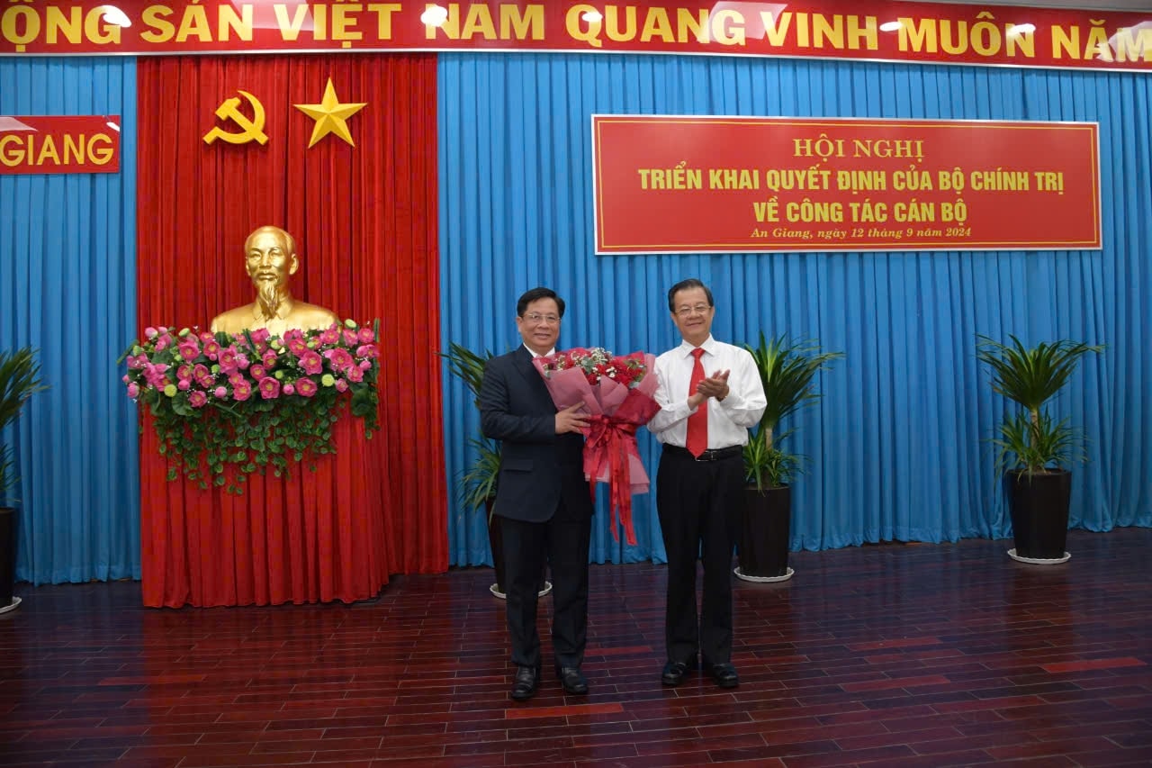 Ông Lê Hồng Quang- Bí thư Tỉnh ủy An Giang trao hoa chúc mừng ông Hồ Văn Mừng