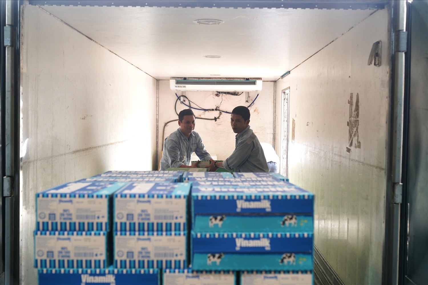 Nhân viên Vinamilk khẩn trương chuẩn bị, bốc xếp sữa tươi, nước uống chuyển lên xe để đưa đến cho người dân, trẻ em tại vùng bão lũ Nhân viên Vinamilk khẩn trương chuẩn bị, bốc xếp sữa tươi, nước uống chuyển lên xe để đưa đến cho người dân, trẻ em tại vùng bão lũ