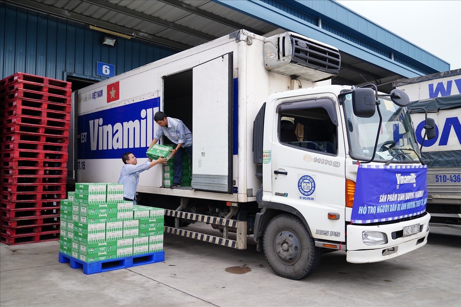 Nhân viên Vinamilk khẩn trương chuẩn bị, bốc xếp sữa tươi, nước uống chuyển lên xe để đưa đến cho người dân, trẻ em tại vùng bão lũ Nhân viên Vinamilk khẩn trương chuẩn bị, bốc xếp sữa tươi, nước uống chuyển lên xe để đưa đến cho người dân, trẻ em tại vùng bão lũ