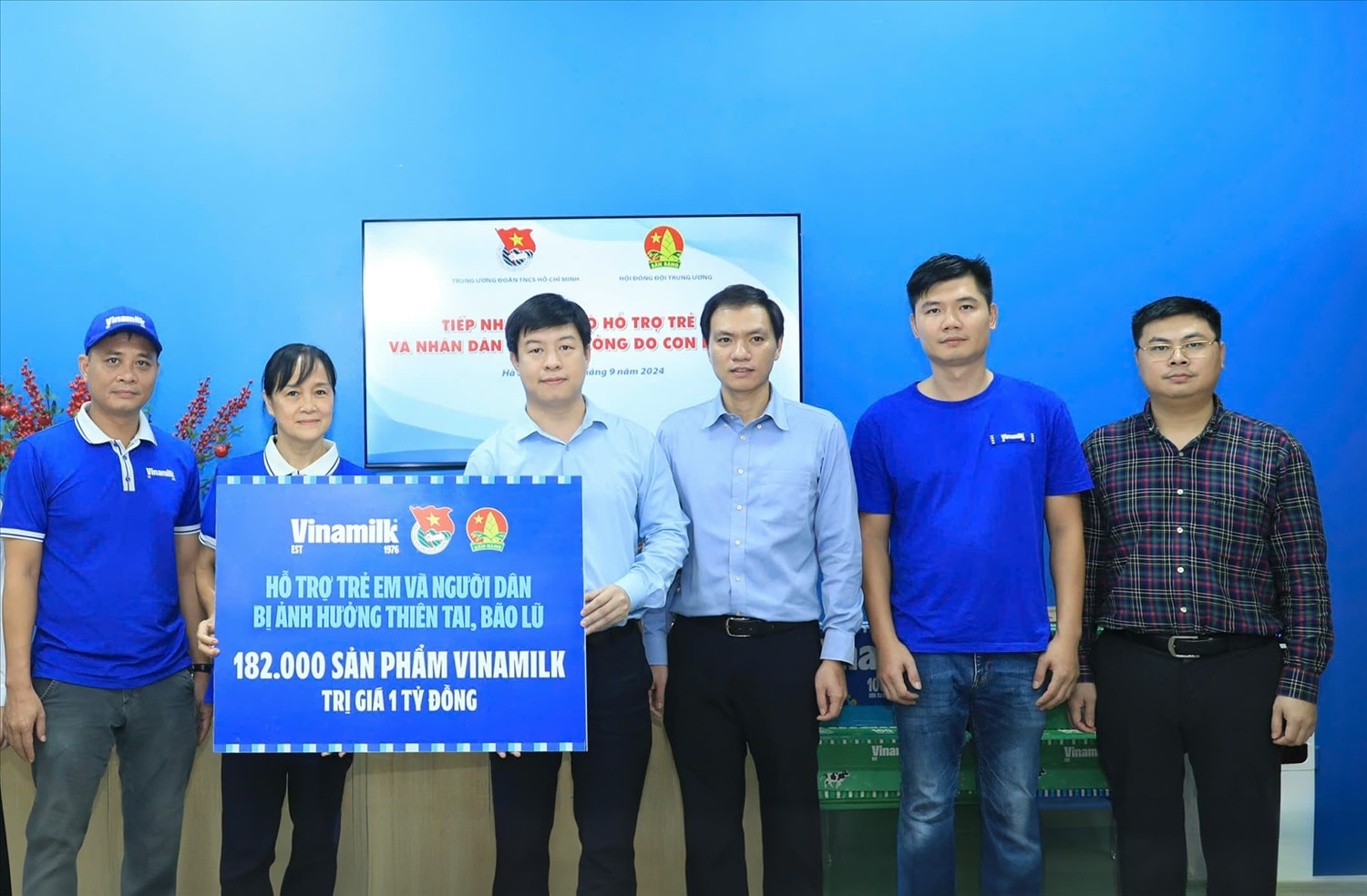 Bà Nguyễn Thị Minh Tâm (thứ hai từ trái sang) – Giám đốc Chi nhánh Vinamilk Hà Nội, trao tặng 1 tỷ đồng bằng sản phẩm dinh dưỡng cho anh Lê Hải Long, Phó Chủ tịch Thường trực Hội đồng Đội Trung ương, Trung ương Đoàn TNCS Hồ Chí Minh (thứ ba từ trái sang) chuyển đến cho người dân ở các tỉnh chịu thiệt hại nặng do bão lũ Bà Nguyễn Thị Minh Tâm (thứ hai từ trái sang) – Giám đốc Chi nhánh Vinamilk Hà Nội, trao tặng 1 tỷ đồng bằng sản phẩm dinh dưỡng cho anh Lê Hải Long, Phó Chủ tịch Thường trực Hội đồng Đội Trung ương, Trung ương Đoàn TNCS Hồ Chí Minh (thứ ba từ trái sang) chuyển đến cho người dân ở các tỉnh chịu thiệt hại nặng do bão lũ