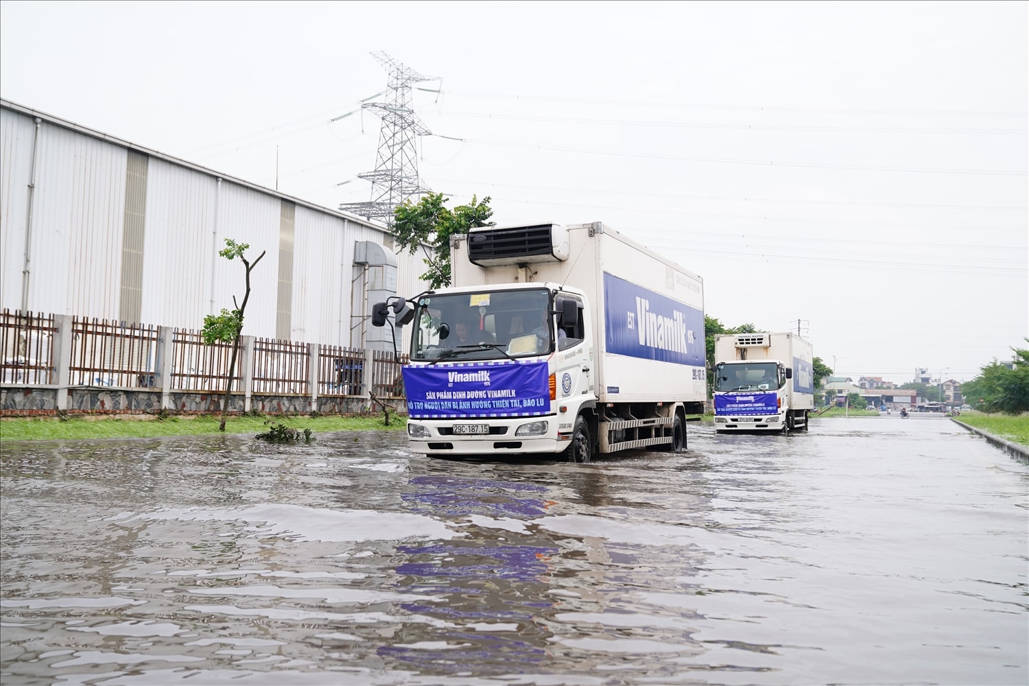 Các chuyến xe Vinamilk trên đường vận chuyển số lượng lớn sản phẩm đến các địa điểm hỗ trợ tại 10 tỉnh, thành bị ảnh hưởng bởi bão lũ gồm: Hà Nội, Yên Bái, Thái Nguyên, Sơn La, Cao Bằng, Hưng Yên, Vĩnh Phúc, Tuyên Quang, Bắc Ninh, Ninh Bình Các chuyến xe Vinamilk trên đường vận chuyển số lượng lớn sản phẩm đến các địa điểm hỗ trợ tại 10 tỉnh, thành bị ảnh hưởng bởi bão lũ gồm: Hà Nội, Yên Bái, Thái Nguyên, Sơn La, Cao Bằng, Hưng Yên, Vĩnh Phúc, Tuyên Quang, Bắc Ninh, Ninh Bình